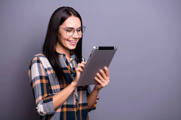 Cerrar foto de perfil lateral hermosa ella su dama de las manos brazos e-reader ojos inteligentes buscar dispositivo de pantalla aprender lecciones clases información usar casual cuadros camisa aislado fondo gris — Foto de Stock