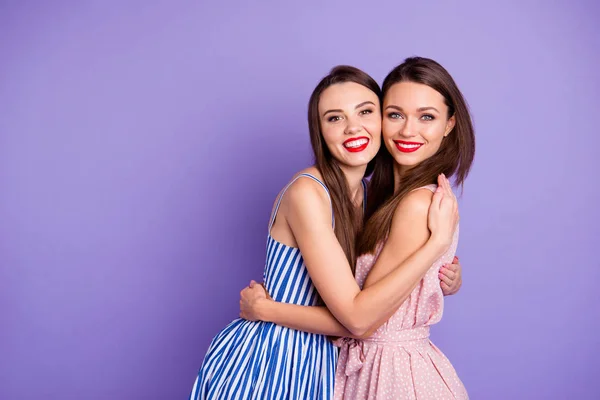 Portret van Nice-uitziende charmante schattige mooie Winsome aantrekkelijke goed verzorgde Shine vrolijk vrolijke positieve Tender dames knuffelen geïsoleerd over pastel Violet achtergrond — Stockfoto