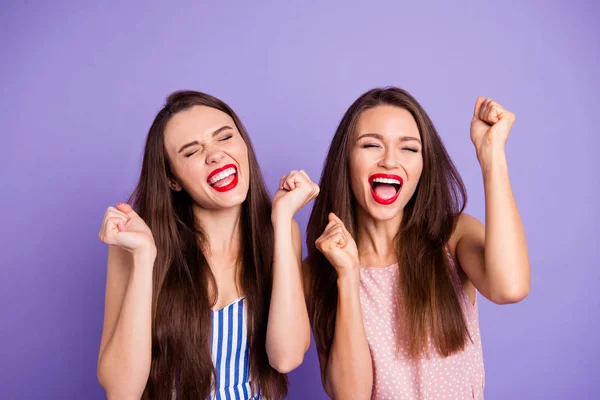 Close-up portret van mooi uitziende charmante schattige mooie mooie Winsome glamoureuze aantrekkelijke vrolijke vrolijke positieve dames blij geïsoleerd over pastel Violet achtergrond — Stockfoto