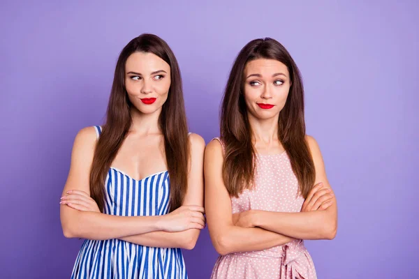 Close-up portret geweldig mooi ze haar dames stijlvolle chique vergeet overtreding Maak nieuwe slechte persoon truc handen gekruiste gevouwen slijtage kleurrijke jurken geïsoleerd paars violet heldere levendige achtergrond — Stockfoto