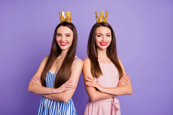 De cerca retrato dos personas increíble hermosa ella su dama dentada con clase elegante disfrutar de poderoso estado coronas de oro cabeza desgaste verano coloridos vestidos aislados violeta brillante fondo vivo — Foto de Stock