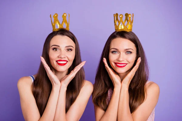 Gros plan portrait deux personnes belle elle ses modèles chic dames mains bras paumes près du visage état de puissance couronnes d'or tête porter des robes colorées d'été isolé violet fond lumineux — Photo