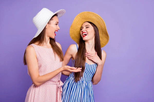 Close up foto perfil lateral dois belos funky ela modelos senhoras segurar as mãos tempo ensolarado movimento ativo dizer falar notícias falar desgaste sol chapéus verão vestidos isolado roxo violeta fundo — Fotografia de Stock