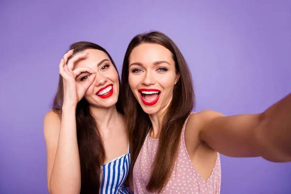 Yakın fotoğraf iki kişi güzel komik funky o modelleri şık bayanlar selfies el kol okey sembolü yakın göz kırmızı ruj pomade giyim yaz elbiseler izole mor mor arka plan yapmak — Stok fotoğraf