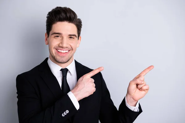 De cerca la foto increíble dentadura él su macho atractivo brazo mano apuesto dedo índice directo indican espacio vacío desgaste camisa blanca traje negro chaqueta corbata formal-desgaste aislado fondo gris brillante —  Fotos de Stock