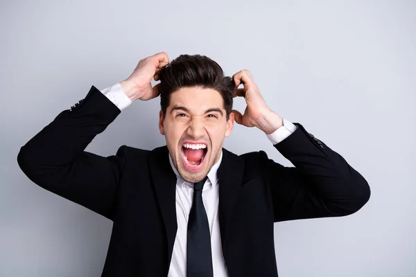 Retrato de presidente frustrado elegante millennial preguntas difícil rabia agotada grito grito grito toque el pelo irritado decepcionado malvado jefe concepto aislado sobre fondo gris en el desgaste formal — Foto de Stock