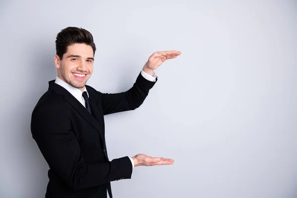 Portrett av begeistret representativ bankier som nyter en stilig manager munter av å være glad for at armrammen viser størrelsen på planene. Forklar at planene har sorte jakker isolert på grå bakgrunn. – stockfoto