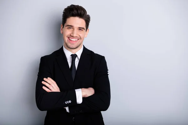 Retrato de representante relajado guapo sentirse contento de disfrutar de tener divertido concepto de carrera contenido sueño soñador independiente freelancer desgaste traje clásico aislado sobre fondo gris ceniza — Foto de Stock