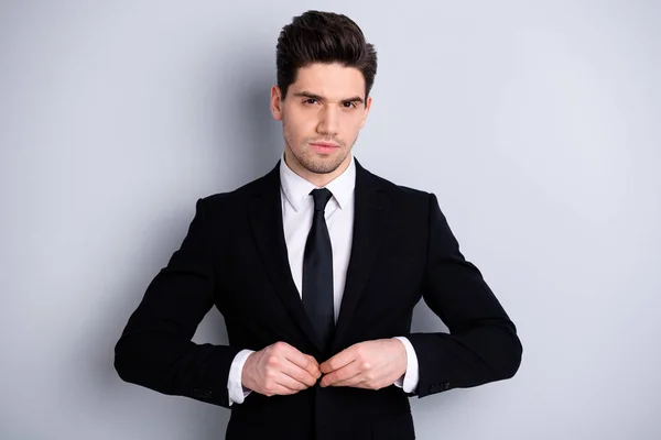 Retrato de rigoroso charmoso atraente economista líder liderança elegante botões de toque na moda blazer lindo desgaste roupas clássicas moda millennial isolado argent fundo — Fotografia de Stock