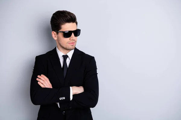 Retrato de elegante e bonito comerciante millennial especificações de boa aparência roupa clássica sentir calma independente trabalho pronto relaxado criar estratégia de inicialização cavalheiros conceito isolado fundo de prata — Fotografia de Stock