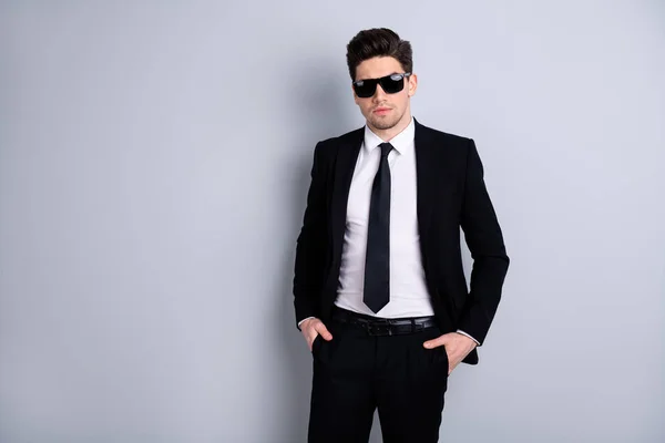 Retrato guapo encantador ejecutivo tienen gafas gafas gafas especificaciones poner manos bolsillos pantalones de moda satisfecho pensar agente reflexivo empresa concepto moderno traje aislado plata fondo — Foto de Stock