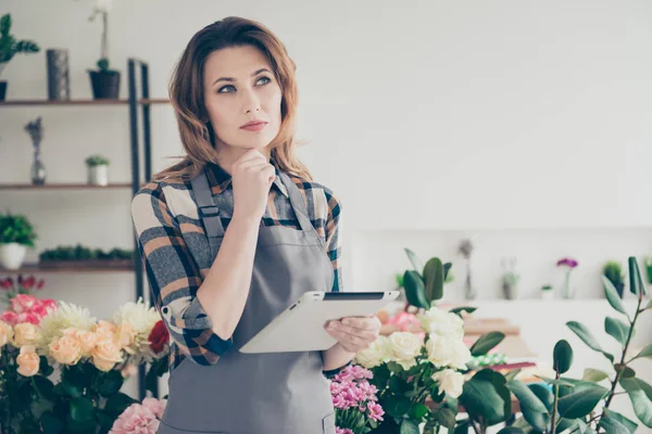 Retrato de la señora concentrada persona surtido floral diferentes astros sostienen uso de la mano dispositivo gadget idea imaginar conjetura serio ondulado rizado corte de pelo de moda estilo elegante camisa a cuadros en el interior — Foto de Stock