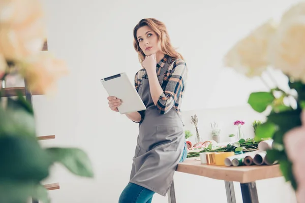 Retrato de mente pensativa hermosa asistente de la gente toque la barbilla futura comercialización 8-marzo preocupado serio centrado concentrado corte de pelo ondulado de moda vaqueros elegantes camisa a cuadros en el interior estudio estilo casual — Foto de Stock