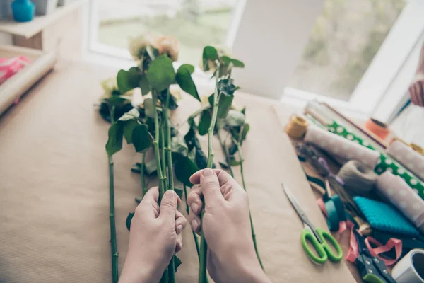 Beskäras första punktvisa foto av entreprenör människor person som tillverkar blommor grön växt vill göra erbjuda arbetsplats inomhus härlig vacker stil — Stockfoto