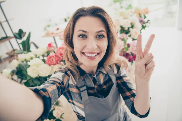 Close-up foto mooi ze haar Lady Blogger maken nemen selfies Toon v-Sing volgers verschillende verschillende optie Retail verkoper aanbieden koop koper grote keuze Kies eigenaar kleine bloemenwinkel kamer binnenshuis — Stockfoto