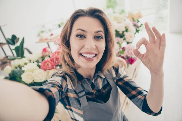 Close-up foto mooi ze haar Lady Blogger maken nemen selfies okey symbool adviseren volgers verschillende verschillende optie verkoper aanbieding koop koper grote keuze Kies eigenaar kleine bloemenwinkel kamer binnenshuis — Stockfoto
