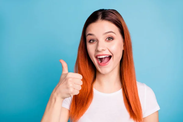 Cerca de la foto de contenido lindo adolescente funky grito buena oferta perfecta hecho disfrutar de consejos de publicidad elección decisión sugerencia información usar ropa de verano moderno de la juventud aislado fondo azul — Foto de Stock