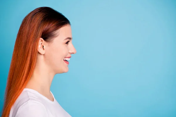 Profiel zijaanzicht foto schattig aantrekkelijk Lady duizendjarige lachen geniet van vreugde vrije tijd weekend vakantie candid droom dromerige Imagine overwegen modieuze voorjaar kleren geïsoleerd blauwe achtergrond — Stockfoto