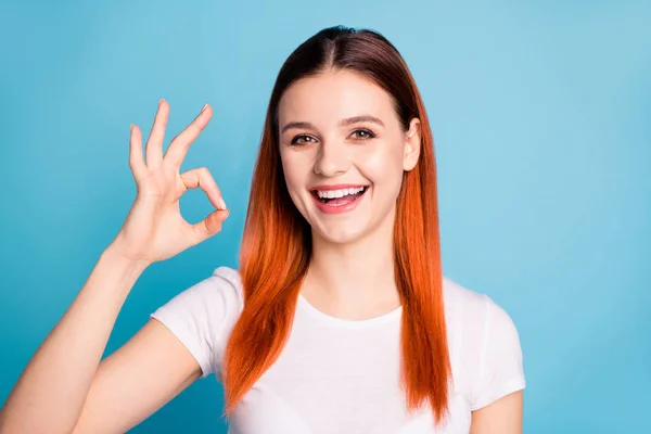 Retrato de agradável atraente pessoas bonitas jovens anunciar concordar escolher decidir recomendar anúncios venda informações promo oferta conteúdo satisfeito animado sincero vestido t-shirt isolado fundo azul — Fotografia de Stock