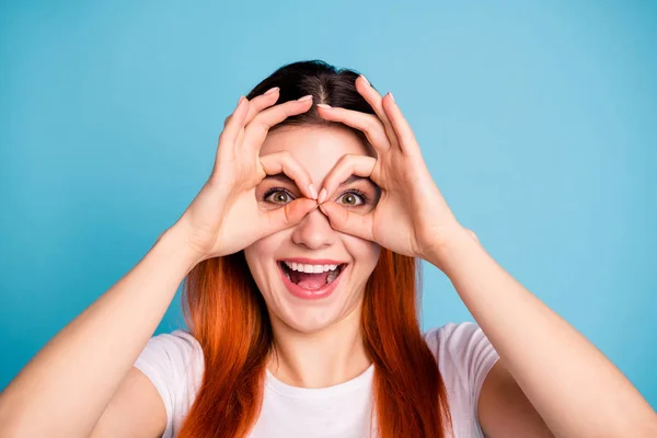 Gros plan photo de charmant adolescent mignon adolescent faire des visages satisfaits conseils annonces commentaires rire positif faire des lunettes de repos temps libre porter à la mode élégant t-shirt isolé fond bleu — Photo