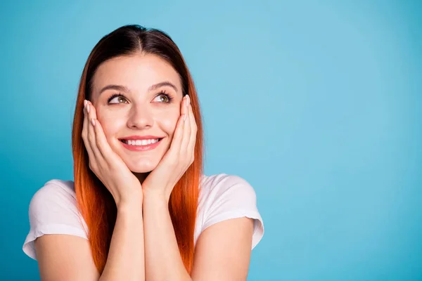 Nahaufnahme Foto schön charmant attraktive Mädchen Jugend Menschen berühren Hände Handflächen Wangen Gesicht Gedanken Zukunft interessierte Gesinnten motiviert gute Laune tragen modische Frühlingskleidung isoliert blauen Hintergrund — Stockfoto