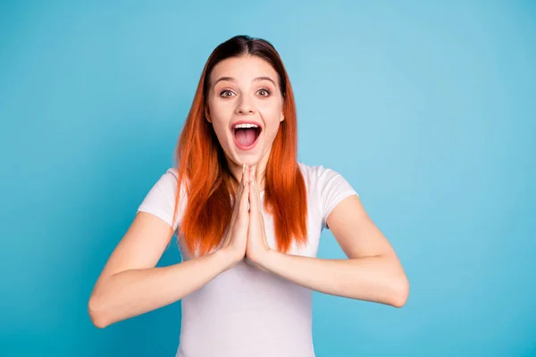 Retrato encantador jovem pessoas atraente lugar palmas mãos espantado impressionado incrível quer esperar esperar presente desfrutar de conteúdo satisfeito elegante t-shirt isolado fundo azul — Fotografia de Stock