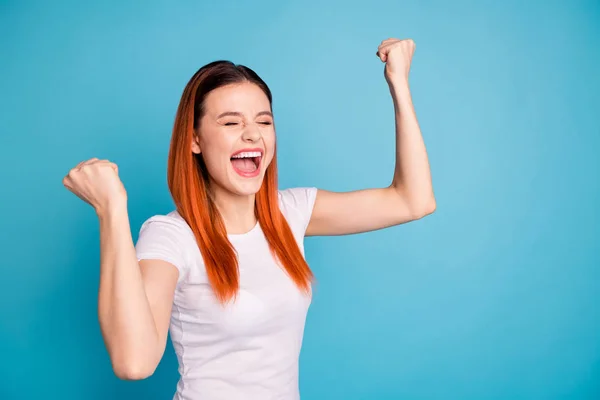 Portret charmante mooie grappige funky persoon nauwe ogen tevreden blij optimistisch open mond raise vuisten vieren doel doelen schreeuwen ja geïsoleerd gekleed jeugd kleding wit blauwe achtergrond — Stockfoto