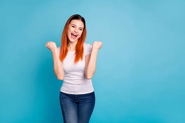 Porträtt charmig härlig söt nöjd tonåring tonårs Festlotteri öppen mun höja nävar helg semester AIM mål skrika Ja isolerad klädd fashionabla kläder Jeans denim blå bakgrund — Stockfoto