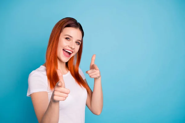 Retrato de bonito atraente encantador agradável senhora millennial desfrutar regozijar-se sentir conteúdo inteligente rir vestido moderno juventude roupa isolado fundo azul — Fotografia de Stock