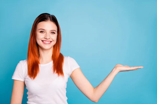 Retrato de conteúdo millennial satisfeito alegre positivo desfrutar de propaganda promoção venda desconto novidade notícias escolher decidir advert desgaste elegante moda t-shirt isolado fundo azul — Fotografia de Stock