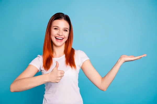 Retrato de conteúdo animado alegre positivo estudante bonito presente exibir anúncios estilo feedback escolher decidir verdadeira promoção vestida moda elegante t-shirt isolado fundo azul — Fotografia de Stock