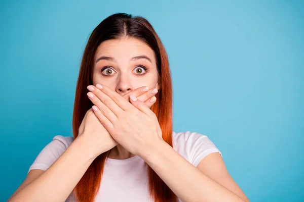 Primer plano retrato de ella ella agradable atractivo encantadora chica aterrorizada desconcertada con camiseta blanca cierre boca aislada sobre brillante brillante brillo fondo azul — Foto de Stock