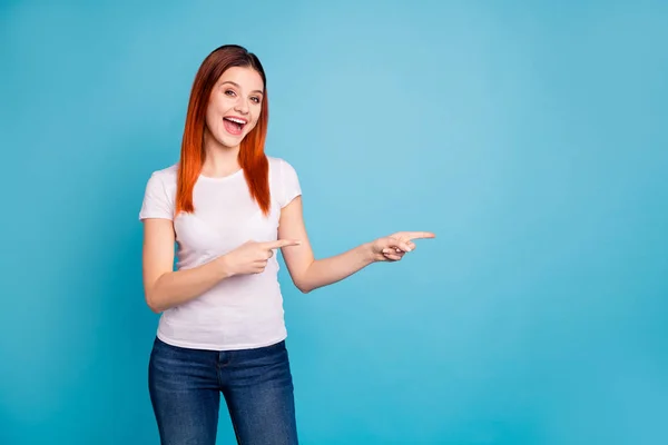 Retrato dela ela agradável atraente linda confiante alegre positivo menina vestindo branco t-shirt apontando dois dedos indicador de lado anúncio conselho cópia espaço isolado no brilhante vívido brilho azul fundo — Fotografia de Stock