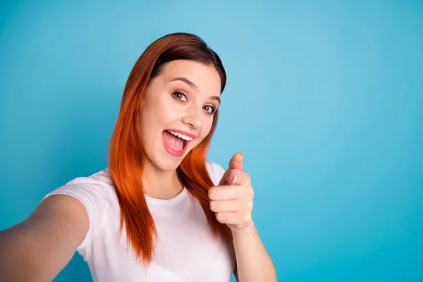 Autorretrato de ella ella agradable atractivo dulce guapo alegre alegre alegre alegre chica usando camiseta blanca señalando dedo índice a usted consejo aislado sobre brillante brillante brillante brillante fondo azul — Foto de Stock