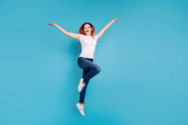 Pleine longueur corps taille vue portrait d'elle elle agréable attrayant gai gai fille gaie portant blanc t-shirt avoir plaisir célébrer jour isolé sur lumineux vif brillant fond bleu — Photo