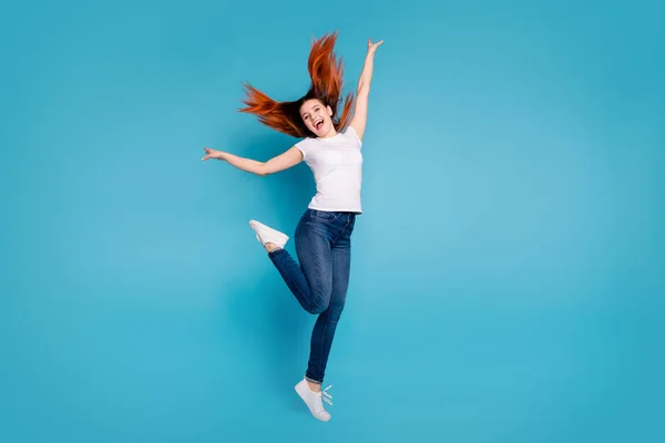 Volledige lengte lichaam grootte weergave portret van haar ze mooie aantrekkelijke vrolijke vrolijk extatisch meisje dragen witte tshirt met leuke tijd weekend geïsoleerd over Bright levendige Shine blauwe achtergrond — Stockfoto