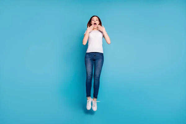 Longitud completa tamaño del cuerpo ver retrato de ella ella agradable alegre alegre alegre loca chica usando camiseta blanca divertirse tiempo aislado sobre brillante brillante brillante brillante fondo azul — Foto de Stock