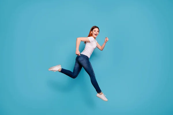 Atrakcyjny biały bok ciało dziewczynka długo jasny koszula maraton na białym tle niebieski piękny połysk profil prędkość styl życia szybki tło wesoły widok zabawa żywy — Zdjęcie stockowe