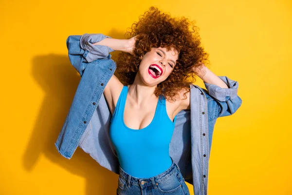 Retrato de ella ella agradable encantadora femenino femenino encantador atractivo guapo dulce alegre alegre alegre loca optimista chica que se divierte aislado sobre brillante brillante brillante brillo amarillo fondo — Foto de Stock