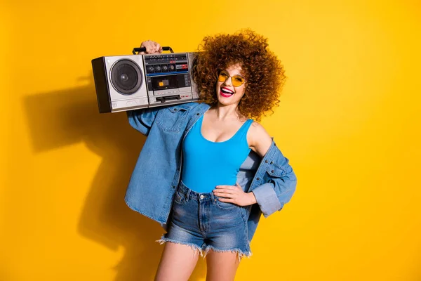 Närbild foto vacker hon hennes fru vågiga fluffiga styling lockar händerna gammaldags bandspelare slitage Casual Jeans denim skjorta shorts blå linne outfit kläder isolerade gul ljus bakgrund — Stockfoto