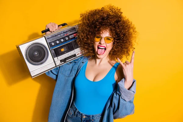 Närbild foto vacker hon hennes fru vågiga fluffiga styling lockar gammaldags bandspelare rockkonsert slitage Casual Jeans denim skjorta shorts linne outfit kläder isolerade gul ljus bakgrund — Stockfoto