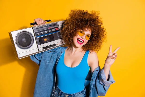 Close up foto bonita ela sua senhora ondulado macio styling cachos old-fashioned fita gravador mostrar v-sign desgaste casual jeans jeans camiseta shorts tanque top roupa isolada amarelo brilhante fundo — Fotografia de Stock