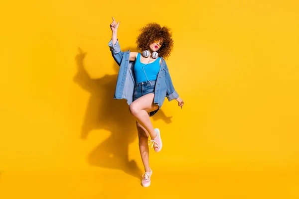 Full length body size photo funny she her lady wavy styling curls clubber sing songs hang out wear headset ear flaps specs casual jeans shirt shorts tank top clothes isolated yellow background — стоковое фото