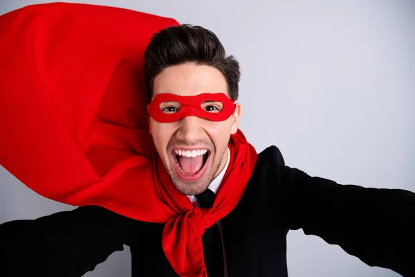 Close up foto aventureiro expressão facial he him his man flying use superpower make take selfies wear red long cloak raised wind safety protection human comics character isolated grey background — Fotografia de Stock