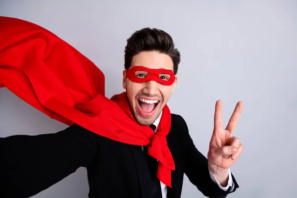 Close up foto aventureiro expressão facial he him his man flying use superpower make take selfies show v-sign wear red cloak raised wind protection human comics character isolated grey background — Fotografia de Stock