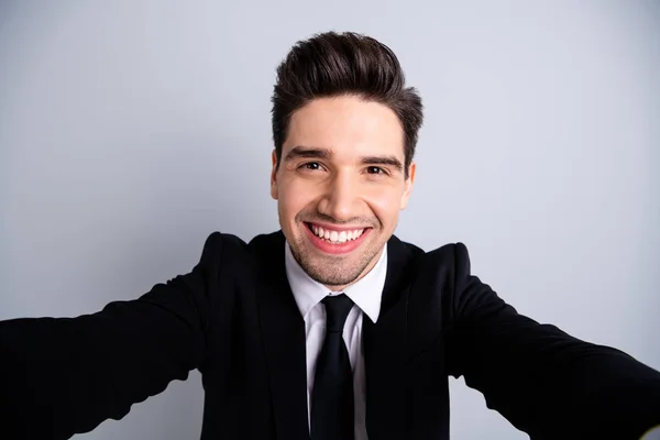 Nær bildet fantastisk han ham hans macho attraktive kjekk gjør ta selfies morsomt funky munter show perfekte tenner bruker hvit skjorte svart jakke slips formalwear isolert lys grå bakgrunn – stockfoto
