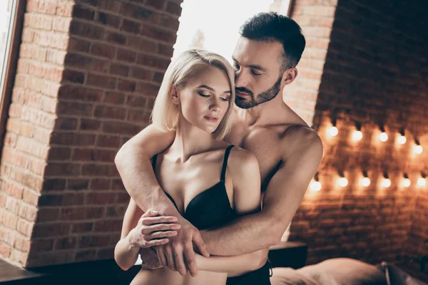 Porträt seiner er sie schön aussehende attraktive atemberaubende winzige wunderschöne feminine Dame kuschelt leidenschaftlich maskuline muskulöse Kerl in Loft Backstein industriellen Stil Interieur — Stockfoto