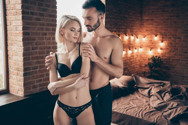 Porträt seiner er sie schön süß attraktiv atemberaubend wunderschöne feminine Dame kuschelt männliche muskulöse Macho Kerl genießen die Zeit im Loft Backstein industriellen Stil Innenraum Haus drinnen — Stockfoto