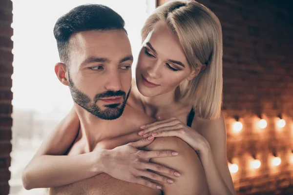 De cerca foto dos personas juego de roles pareja de afectos ella su señora él su guapo adorable esposa marido San Valentín día mañana cerdito espalda llevar siempre para siempre amor casa habitación interior — Foto de Stock