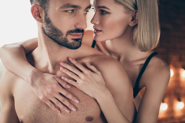 Beskäras närbild foto två personer rollspel par partner hon hennes Lady touch armar händer honom honom hans stilig torso hustru make valentine dag morgon piggy back bära alltid evigt hus rum inomhus — Stockfoto